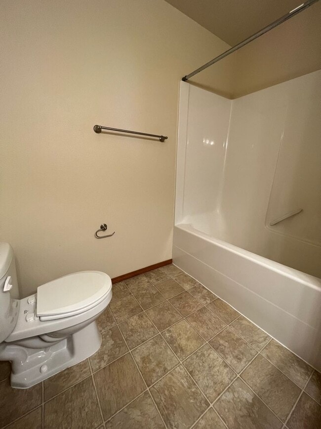 Building Photo - 417 SW Pemberly Loop