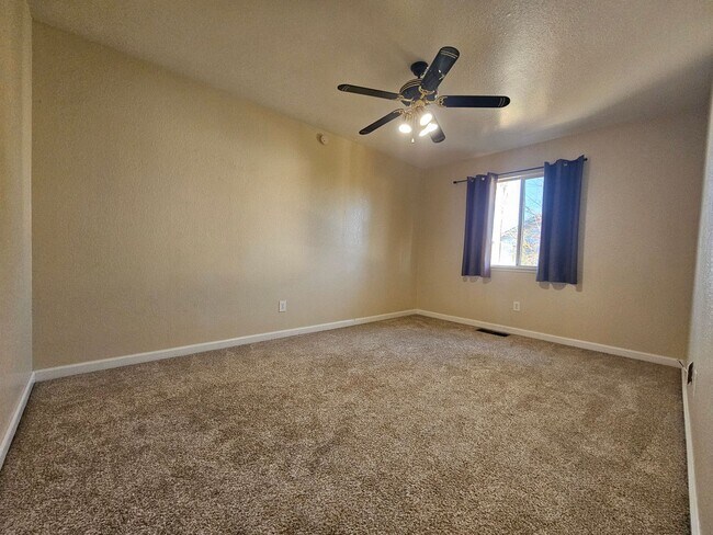 Building Photo - Large 4 bedroom two story in east Modesto!