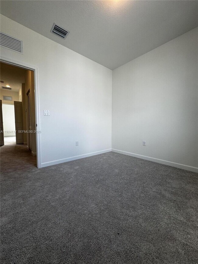 Building Photo - 632 SE 14th Ct