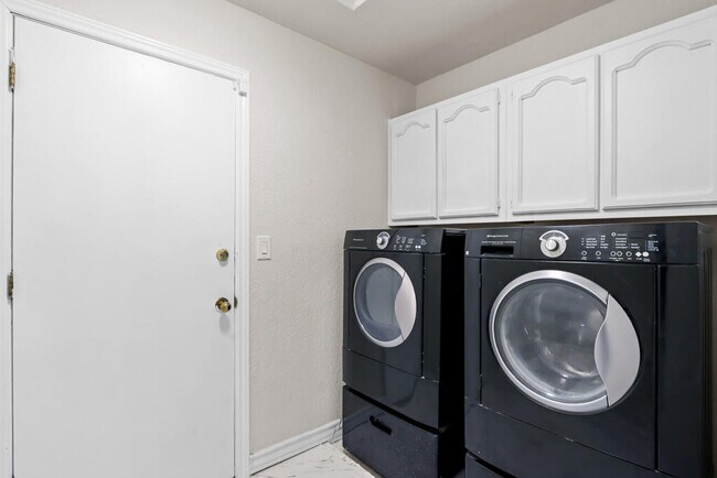 Building Photo - 8500 Mountain View Dr