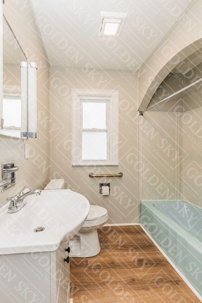 Building Photo - 206 W 13th St