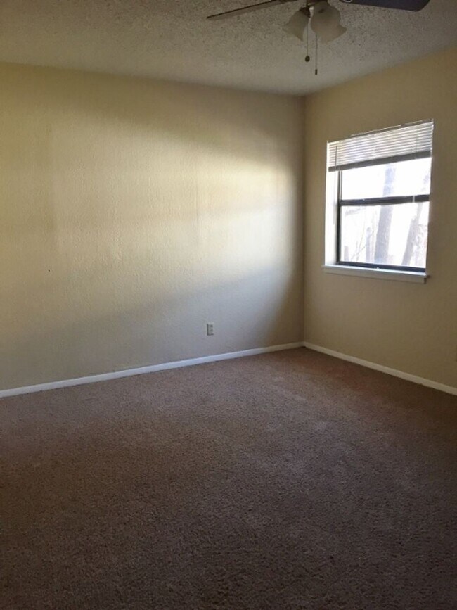 Building Photo - 2 br, 1 bath House - 433 W Second St #1 (884)