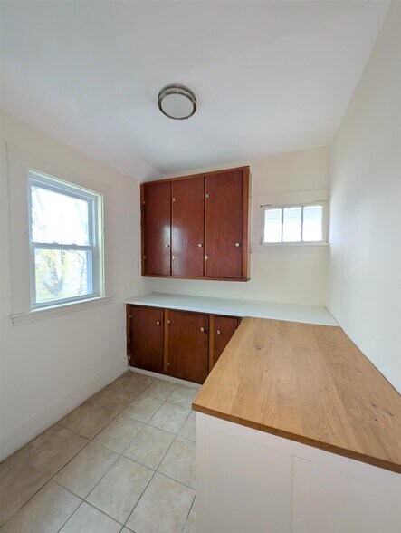 Building Photo - 102 Sycamore St