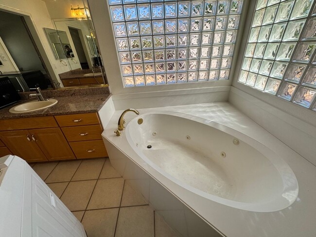 Building Photo - Remodeled, quiet Garden View 1 Bed Studio!