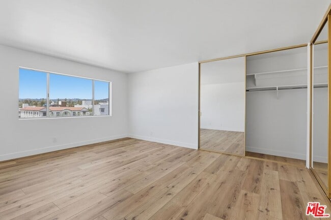 Building Photo - 435 N Oakhurst Dr
