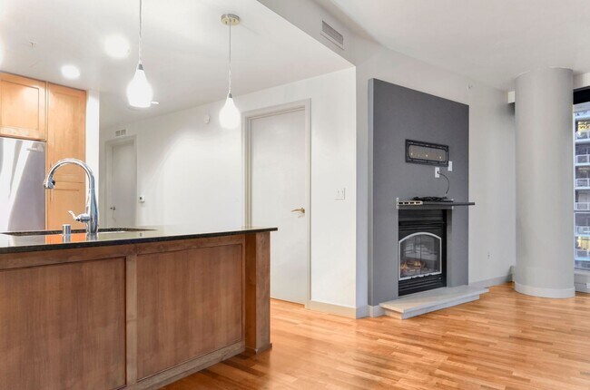 Building Photo - Washington Square Luxury Living on 10th Fl...