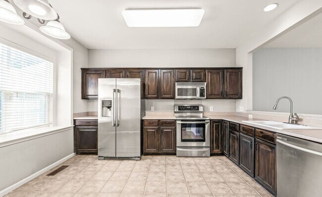 Building Photo - This Stunning Townhome in the Heart of Ballantyne