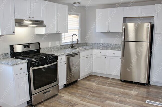 Building Photo - 3 BED & 1 BATH / PET-FRIENDLY / S8 ACCEPTED