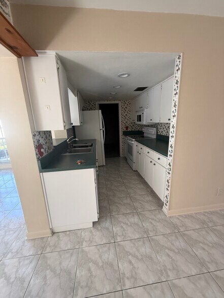 Kitchen - 7908 N Woodlynne Ave