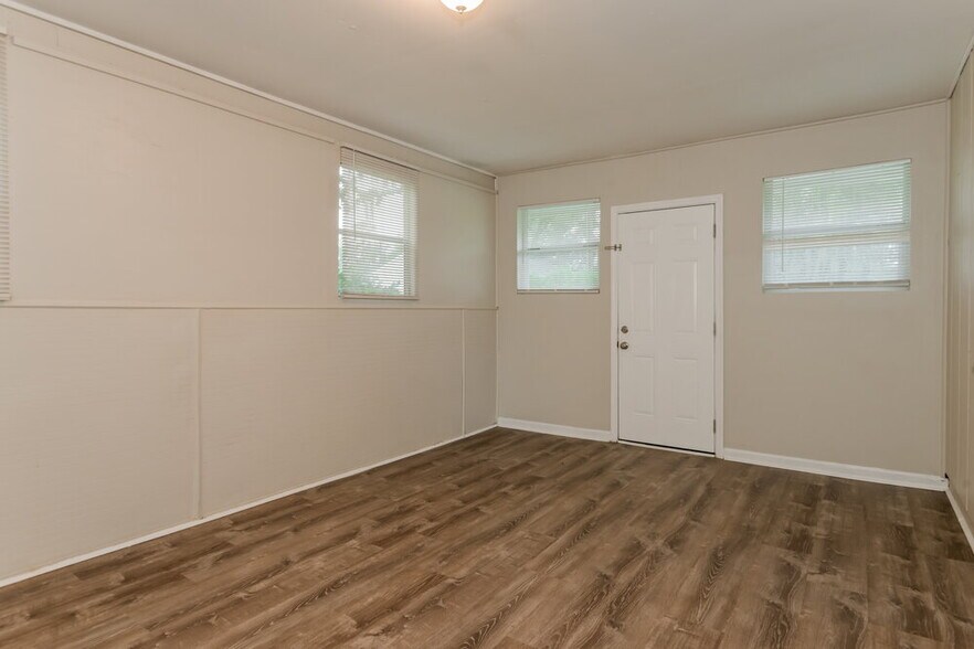 Building Photo - 304 Citizen St