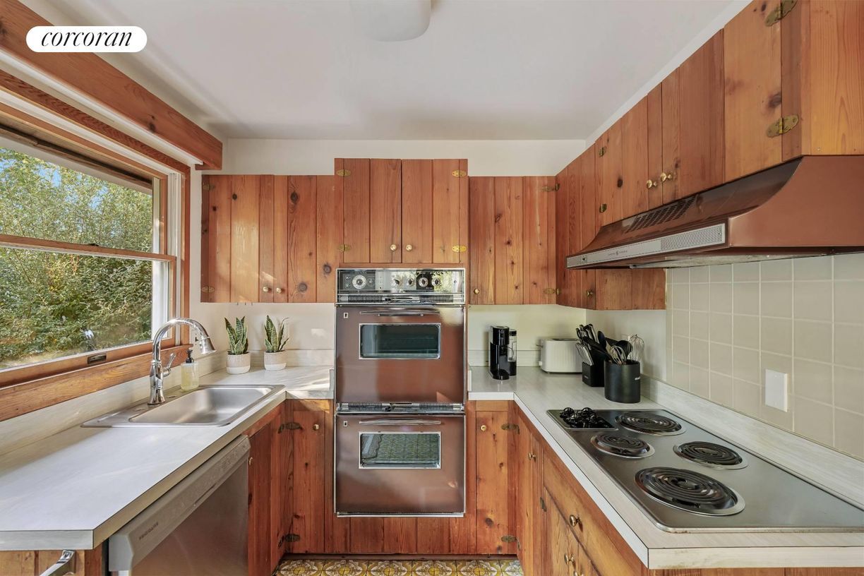 Building Photo - 83 3 Mile Harbor Dr