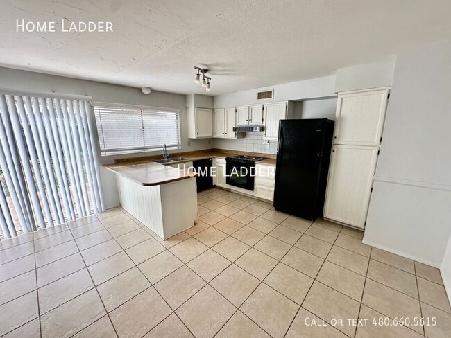 Building Photo - 2311 W Olla Ave