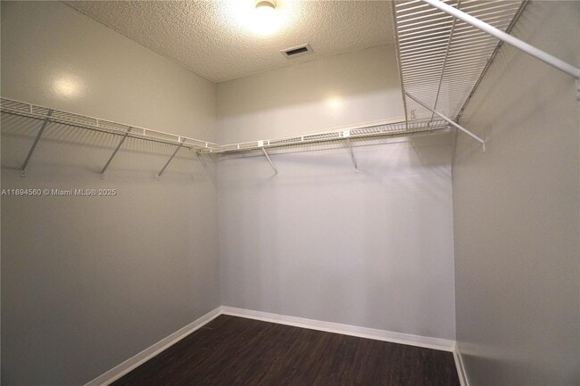 Building Photo - 410 Lakeview Dr E