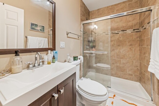 Building Photo - 3 bedroom in Chicago IL 60657