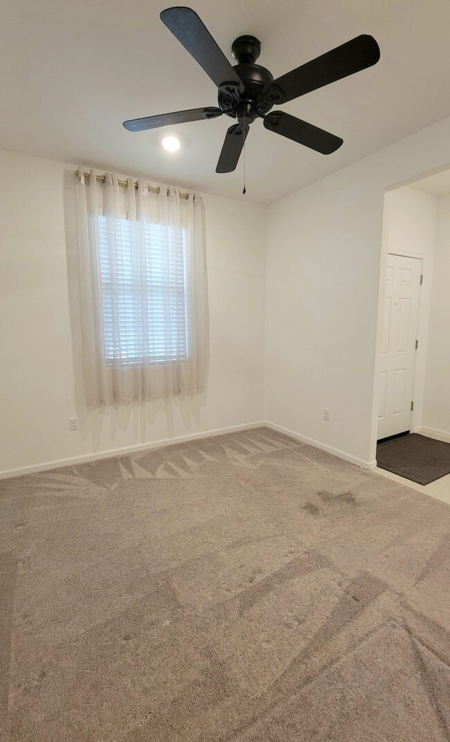 Building Photo - 7152 W Vineridge Dr
