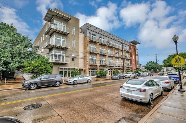 Building Photo - 2124 E 6th St