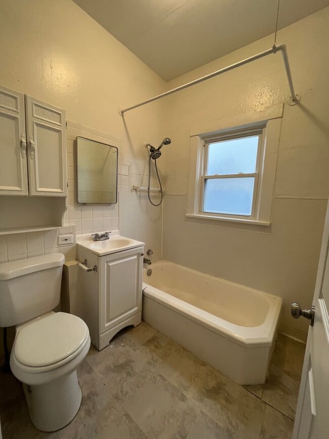 Building Photo - Cute 2 Bedroom Cottage!