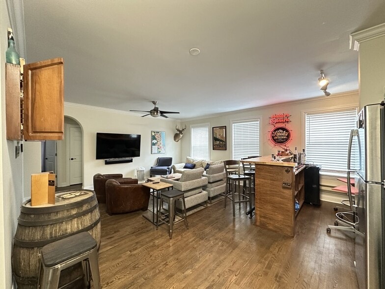 Building Photo - 912 Green Bay Rd