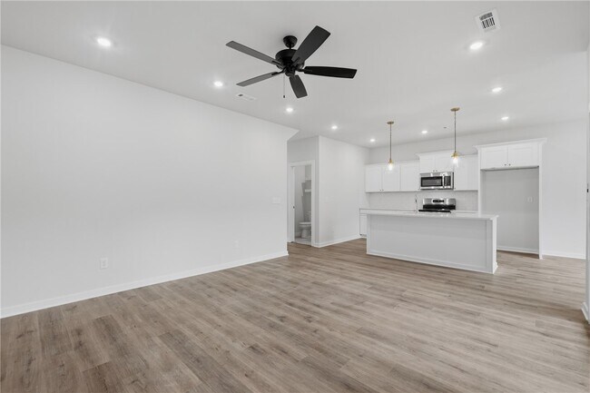 Building Photo - 6 Lowick Ln