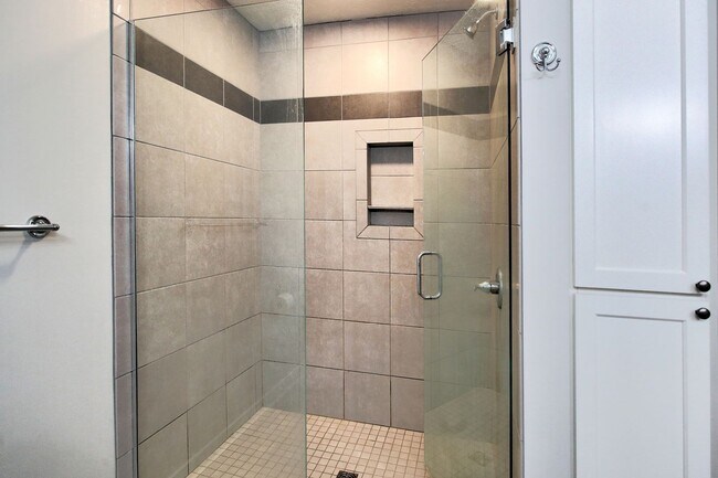 Building Photo - Spacious 2 Bed/2 Bath Condo in Prime Location