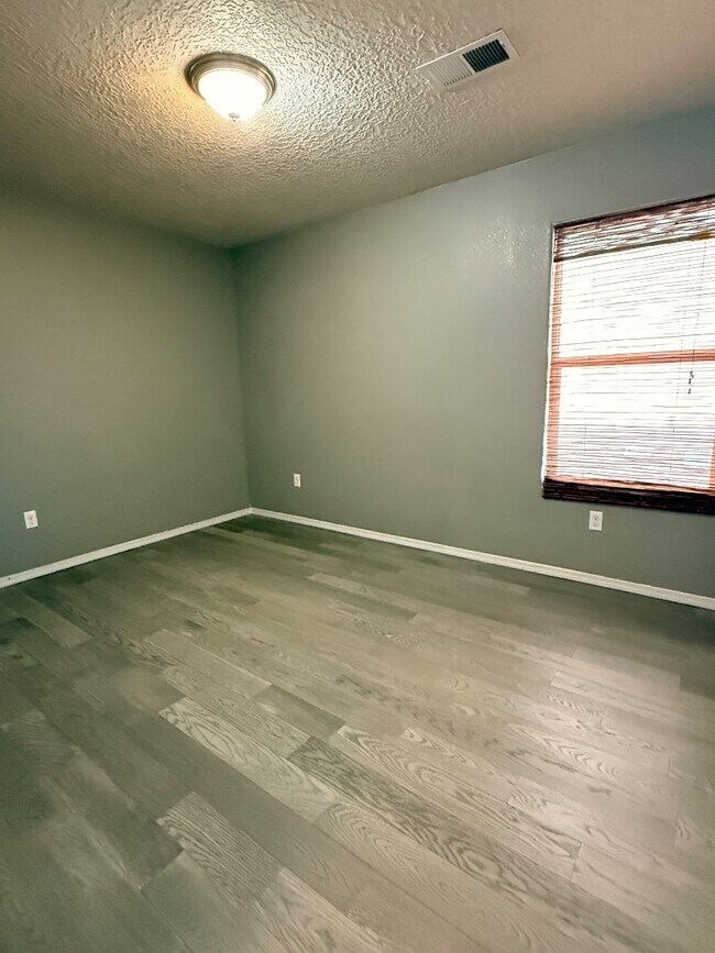 Building Photo - 2103 N Ensenada Cir SE