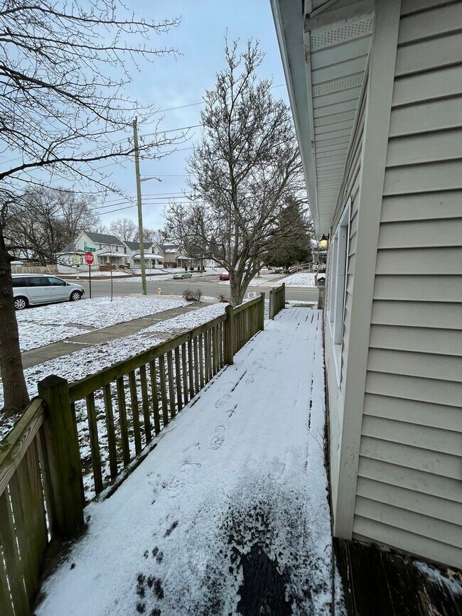 Building Photo - 5 Bedroom Available NOW