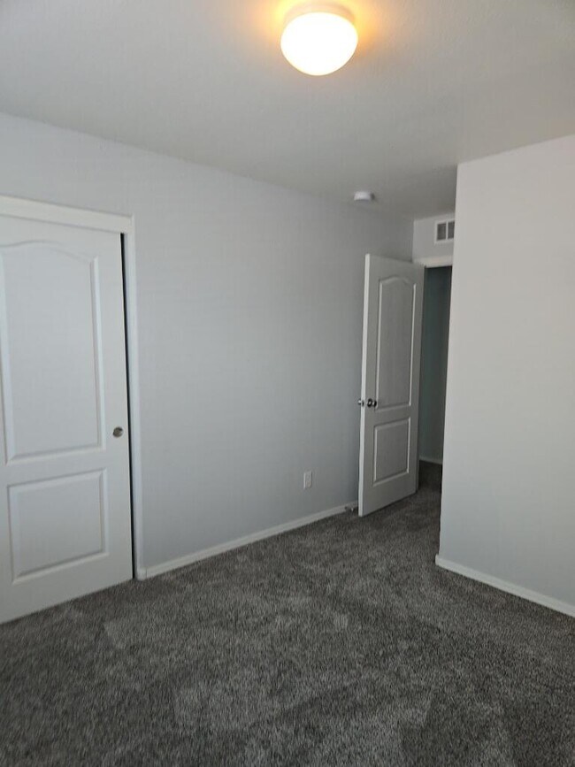Building Photo - 1616 Volponi Dr SE