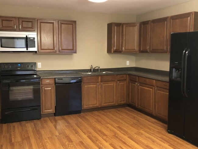 Building Photo - Convenient South Location!  3 Bedrooms / 2 Bathrooms