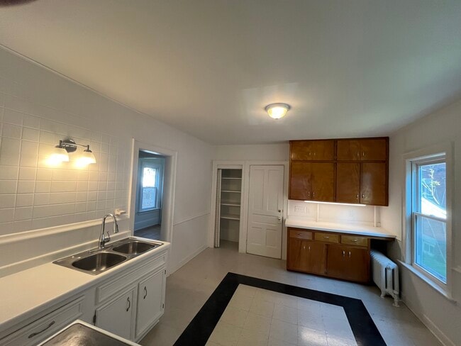 Building Photo - 3040 N Fratney St