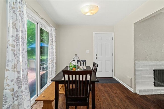 Building Photo - Adorable Three Bedroom Ranch in Overland Parkh