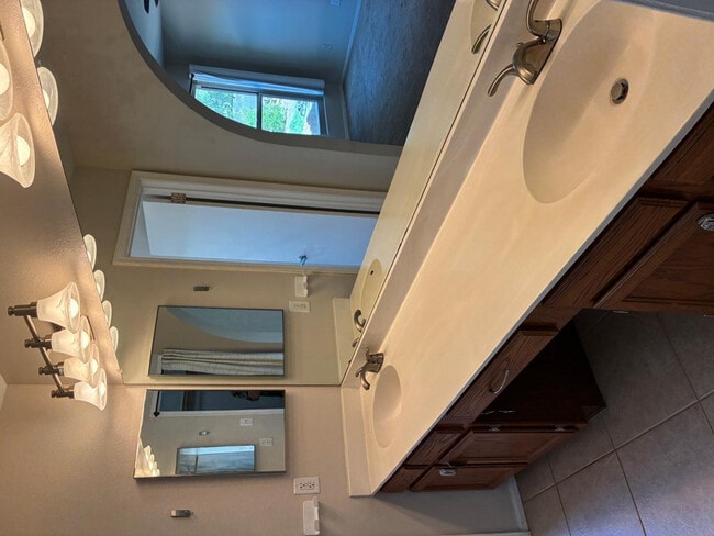 Building Photo - 5580 W Kesler St