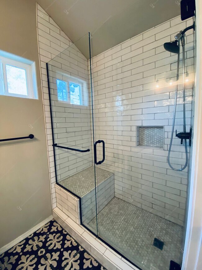 Building Photo - Desirable Modern & Charming Westside 2BR -...