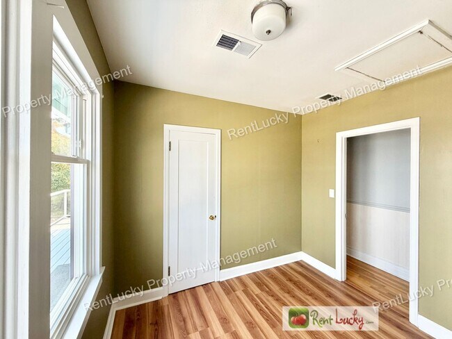 Building Photo - 1612 Markham Ave NE