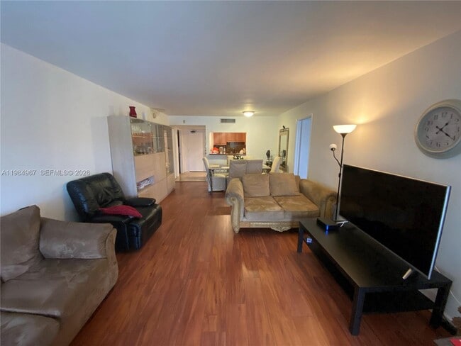 Building Photo - 240 Lakeview Dr