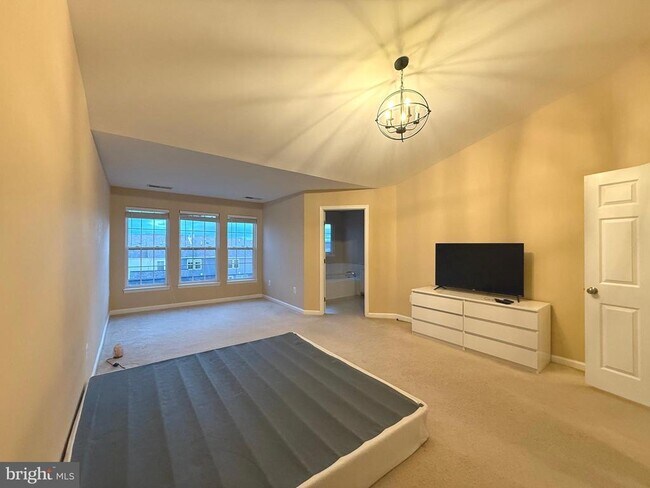 Building Photo - 60 Deerbrook Dr