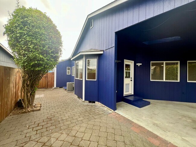 Building Photo - Well Maintained 3BD - Yard Maint. Included
