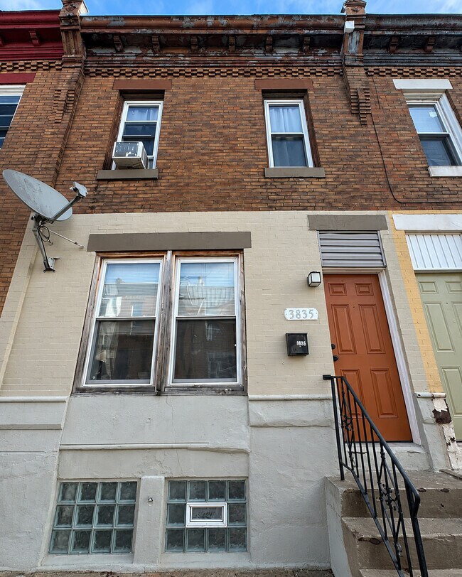 Building Photo - 3835 N Percy St