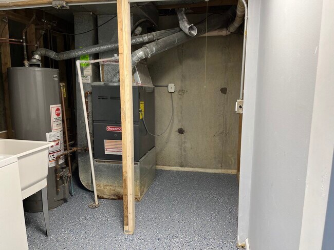 Building Photo - 1221 Springdale Cir