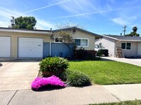 Building Photo - Campbell Duplex: 2 BR 1 BA with Garage & W...
