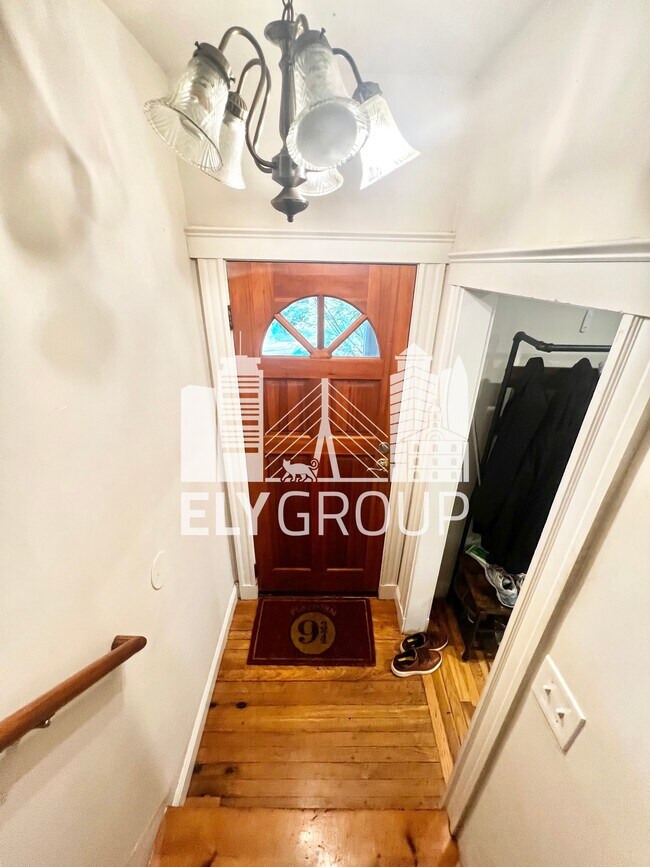 Building Photo - 165 Sharon St