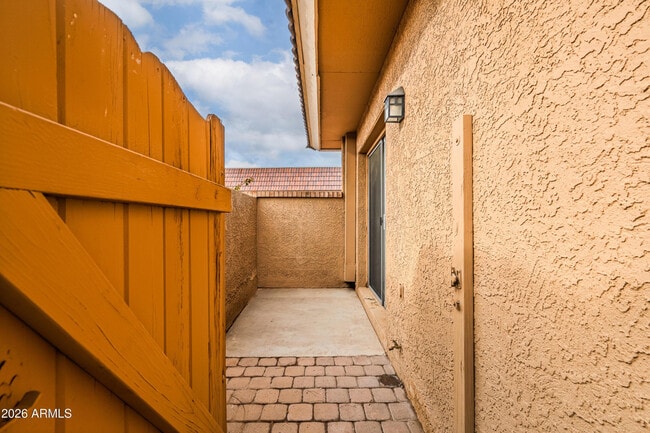 Building Photo - 501 W Yukon Dr