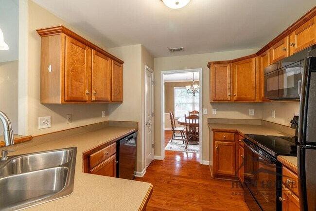 Building Photo - 285 Finch Way