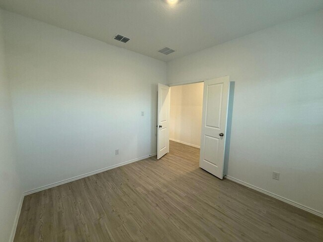 Building Photo - 499 Avre Lp