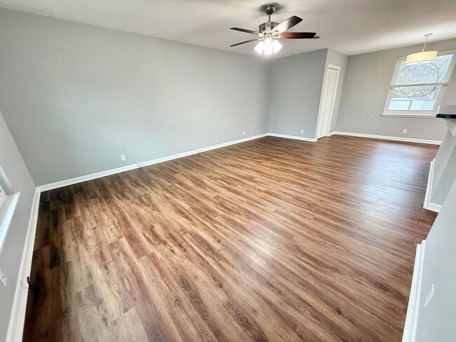 Building Photo - 3 Bedroom 1.5 Bath House w/Large Yard- Easy access to OHB and Nolensville Pk $1950