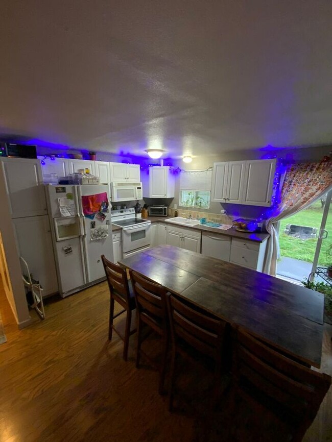 Building Photo - Lakewood/ Steilacoom area 2bdr 1 bath dupl...