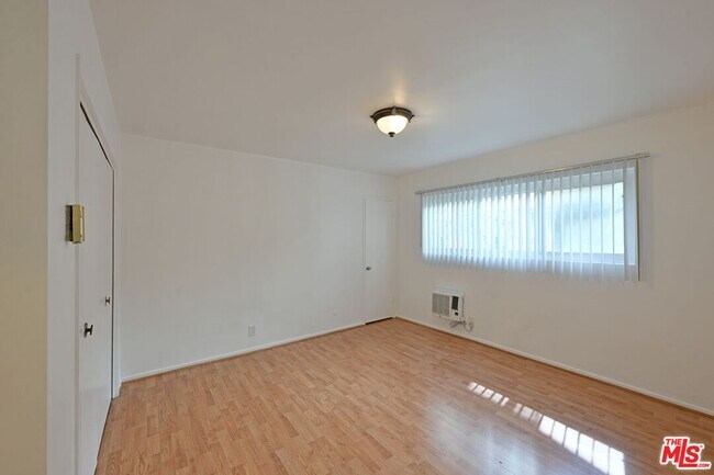 Building Photo - 1128 Rexford Dr