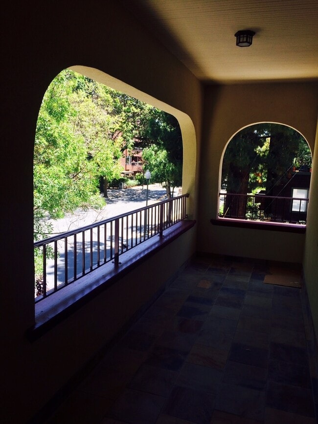Building Photo - Updated 2 Bedroom, 1.5 Bathroom with Indoo...