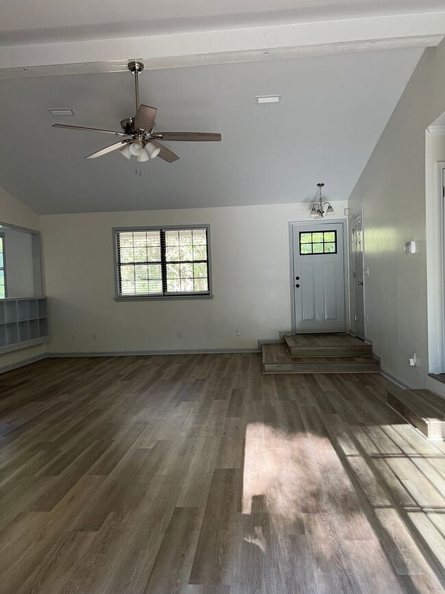 Building Photo - 185 Hickory Tree Ln
