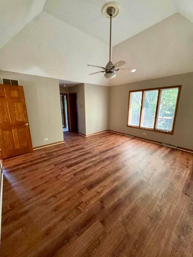 Building Photo - 8S210 Stonehedge Dr