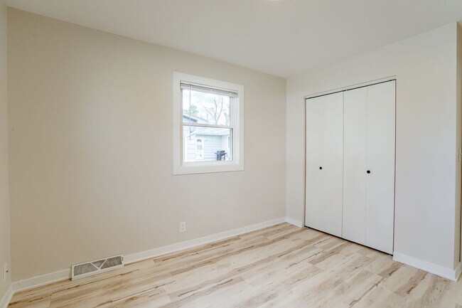 Building Photo - UPDATED 2 Bedroom Duplex With Garage!!